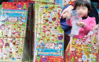 Miếng dán trang trí Noel chứa chất gây vô sinh, ung thư bán tràn lan tại Hà Nội
